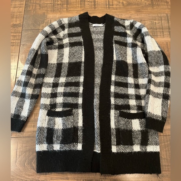 Warm beautiful white and black plaid soft sweater - Picture 1 of 2